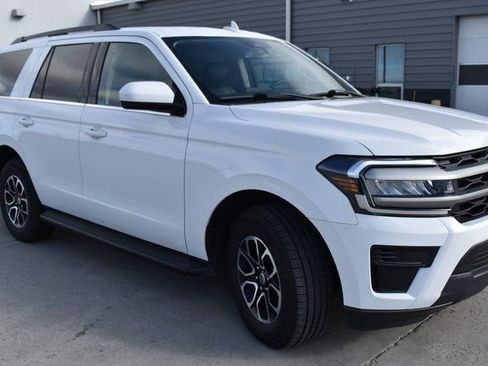 Used 2024 Ford Expedition XLT image 3