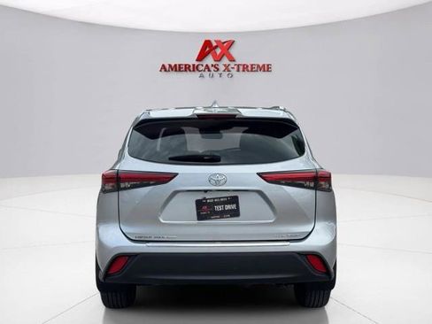 Used 2021 Toyota Highlander XLE AWD/4WD image 5
