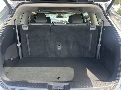 Used 2024 Toyota Highlander XLE AWD/4WD image 33