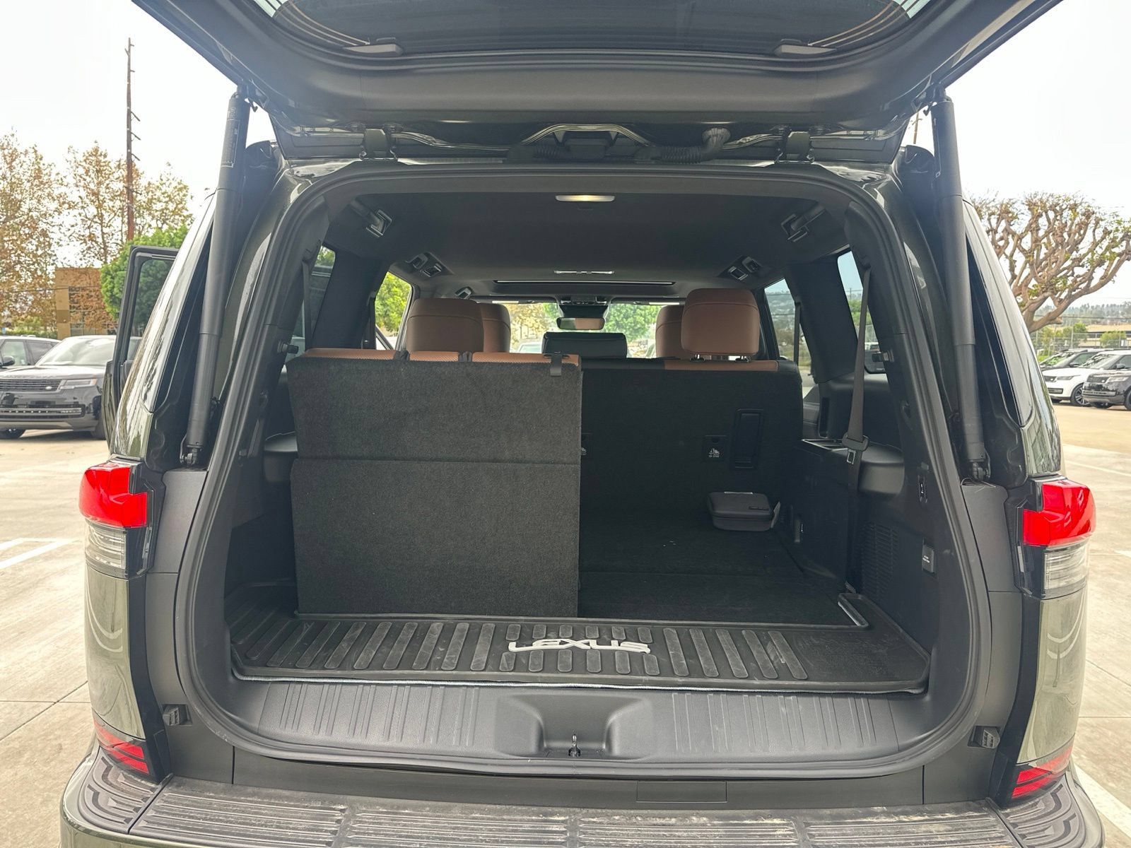 Used 2024 Lexus GX 550 w/ Accessory Package (Z1) AWD/4WD image 12