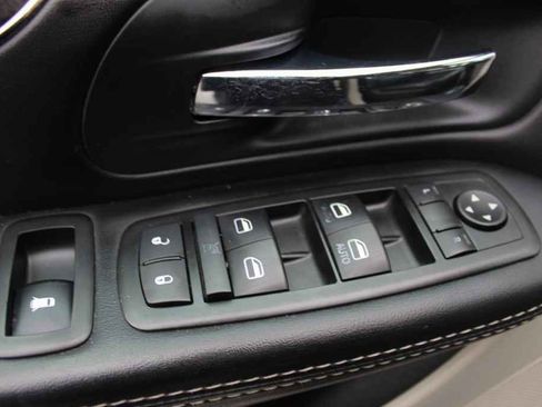 Used 2014 Chrysler Town & Country Touring image 12