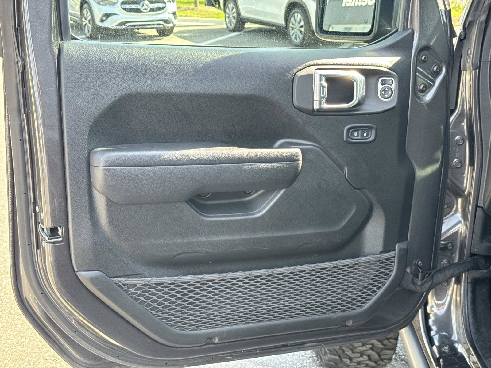 Used 2025 Jeep Wrangler Unlimited Rubicon w/ Convenience Group AWD/4WD image 10