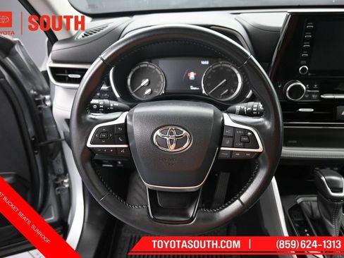 Used 2022 Toyota Highlander XLE AWD/4WD image 23