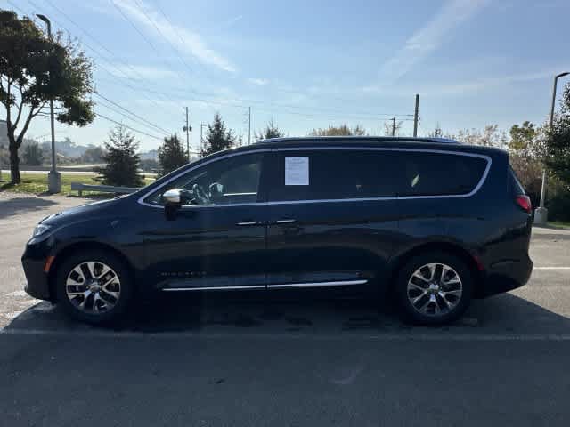 Used 2023 Chrysler Pacifica Pinnacle FWD image 2