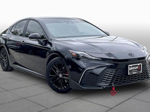 Used 2025 Toyota Camry SE w/ Convenience Package FWD image 3