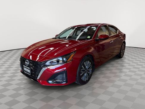 Used 2025 Nissan Altima 2.5 SV w/ SV Premium Package FWD image 3