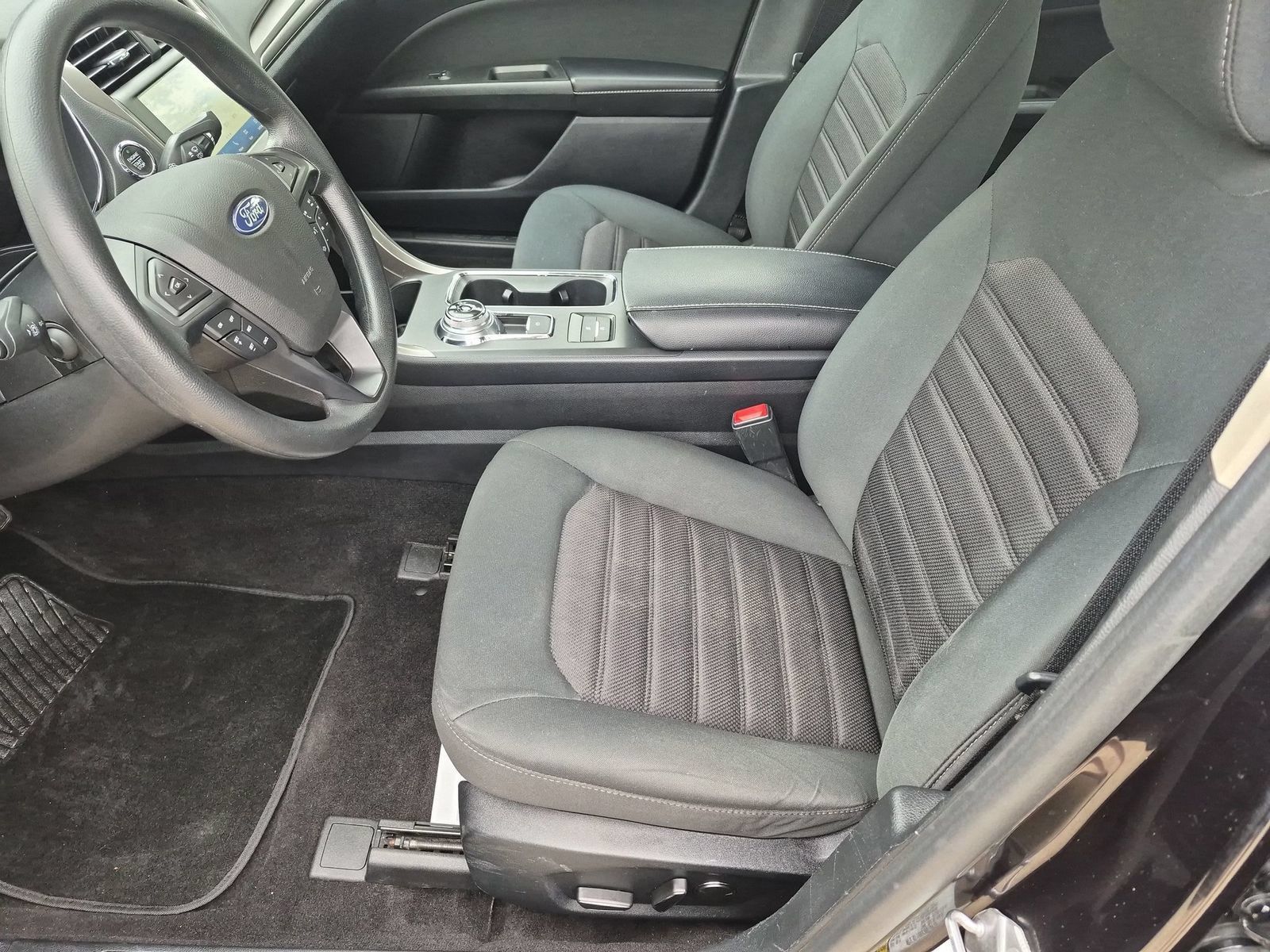 Used 2020 Ford Fusion SE FWD image 29