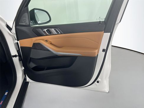 Used 2025 BMW X5 xDrive50e w/ Premium Package image 29