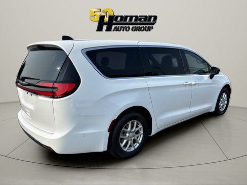 New 2025 Chrysler Pacifica Select FWD image 5