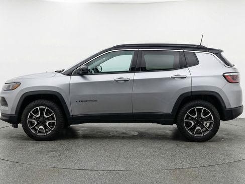 Used 2025 Jeep Compass Trailhawk w/ Trailer Tow Group AWD/4WD image 5