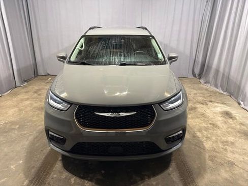 Used 2022 Chrysler Pacifica Touring-L w/ Uconnect Theater Family Group AWD/4WD image 6