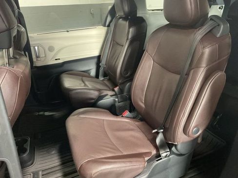 Used 2021 Toyota Sienna Platinum image 19