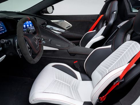 Used 2023 Chevrolet Corvette Stingray Premium Conv w/ Z51 Performance Package RWD image 17