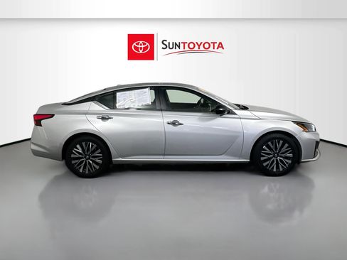 Used 2024 Nissan Altima 2.5 SV FWD image 2