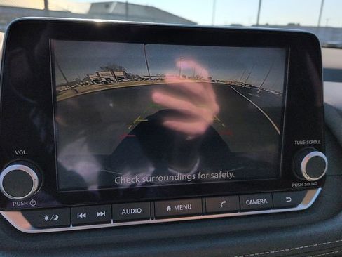 Used 2025 Nissan Rogue SV image 21