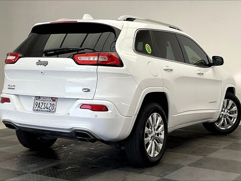 Used 2017 Jeep Cherokee Overland w/ Technology Group AWD/4WD image 13