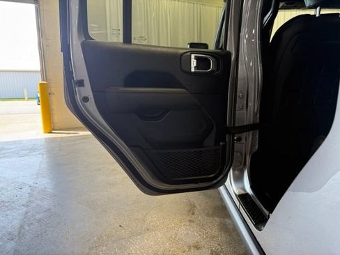 Used 2020 Jeep Gladiator Rubicon AWD/4WD image 21