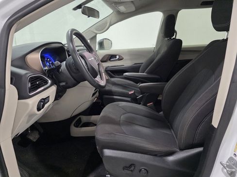 Used 2022 Chrysler Voyager LX image 9