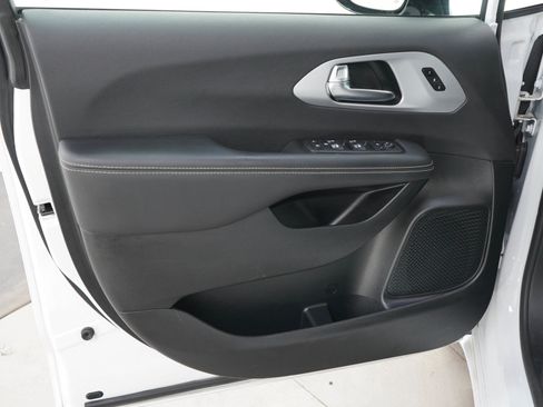 Used 2025 Chrysler Pacifica Limited FWD image 21
