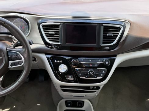 Used 2019 Chrysler Pacifica Touring-L FWD image 14