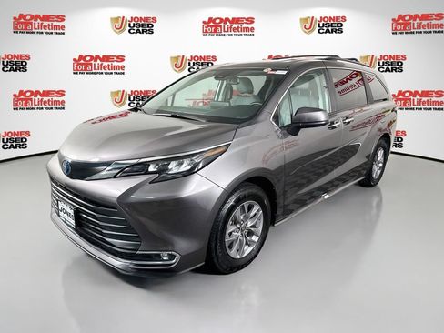 Certified 2024 Toyota Sienna XLE AWD/4WD image 13