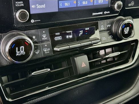 Used 2022 Toyota Highlander XSE FWD image 23