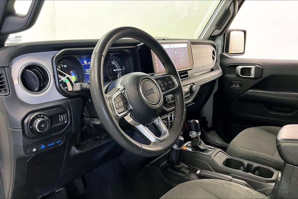 Used 2024 Jeep Wrangler Unlimited Sahara AWD/4WD image 13