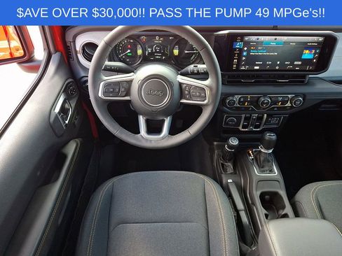 Used 2025 Jeep Wrangler Unlimited Sahara AWD/4WD image 13