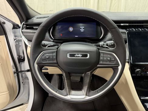 Used 2025 Jeep Grand Cherokee Limited w/ Luxury Tech Group II AWD/4WD image 11