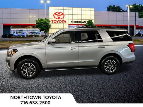 Used 2023 Ford Expedition XLT image 2