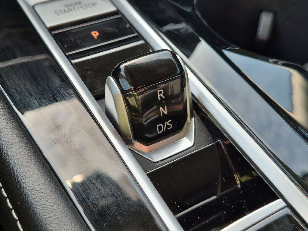 Used 2025 Volkswagen Atlas SE AWD/4WD image 19