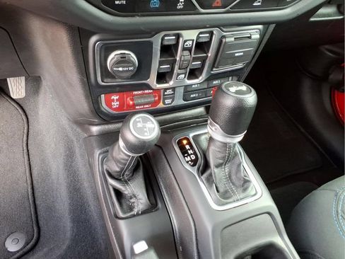 Used 2024 Jeep Wrangler Unlimited Rubicon 4xe AWD/4WD image 28