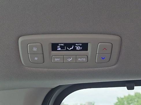 Used 2025 Kia Carnival EX FWD image 36