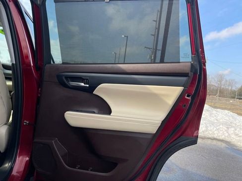 Used 2022 Toyota Highlander XLE image 38