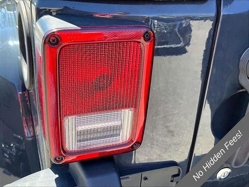 Used 2018 Jeep Wrangler Unlimited Sahara w/ Dual Top Group AWD/4WD image 25