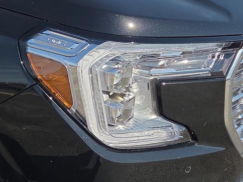 Used 2023 GMC Terrain Denali w/ Black Diamond Edition AWD/4WD image 10