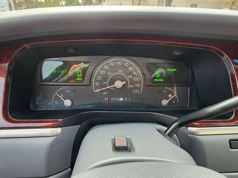 Used 2004 Lincoln Town Car Signature RWD image 30