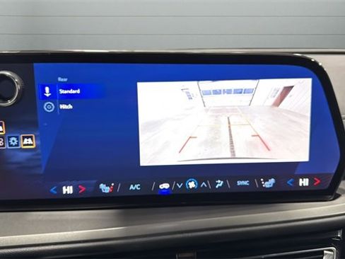 Used 2025 Chevrolet Traverse LT image 14