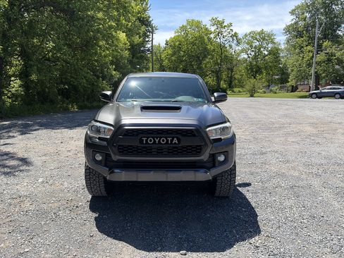 Used 2017 Toyota Tacoma TRD Sport w/ Tow Package (A/T) AWD/4WD image 2