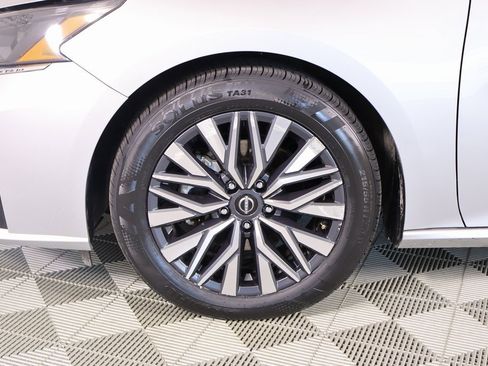 Used 2024 Nissan Altima 2.5 SV image 16