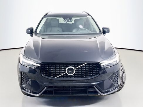 Used 2023 Volvo XC60 B5 Plus image 2