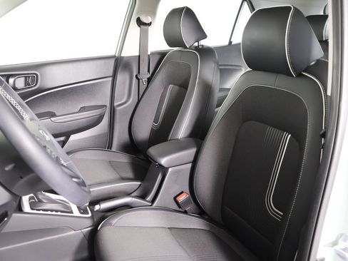 Used 2025 Hyundai Venue Limited FWD image 24