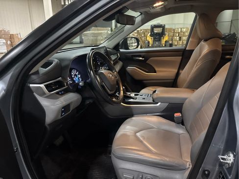 Used 2021 Toyota Highlander XLE AWD/4WD image 9