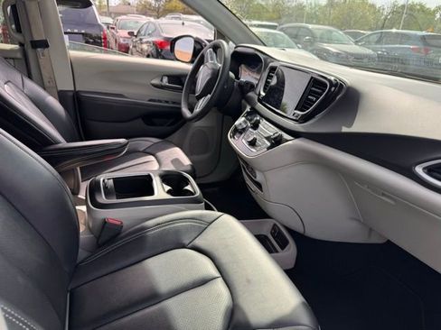 Used 2024 Chrysler Pacifica Touring-L image 9