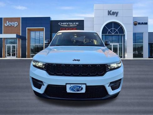 New 2025 Jeep Grand Cherokee 4WD image 2
