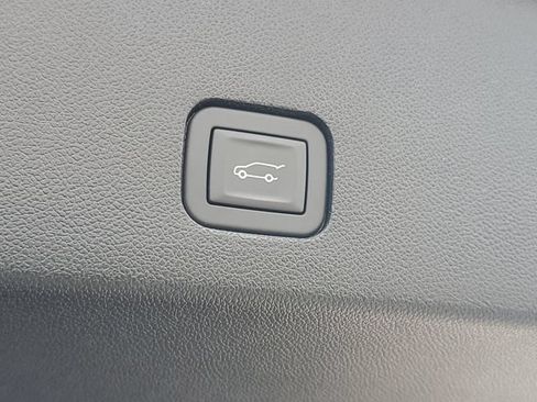 Certified 2025 Cadillac XT6 Luxury FWD image 9