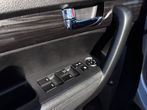 Used 2012 Kia Sorento LX w/ Convenience Pkg image 14