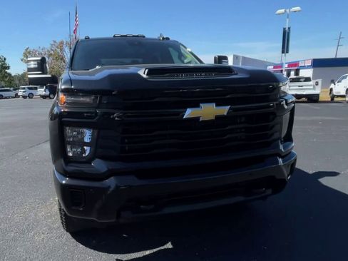 Used 2025 Chevrolet Silverado 2500 Custom w/ Custom Value Package image 3