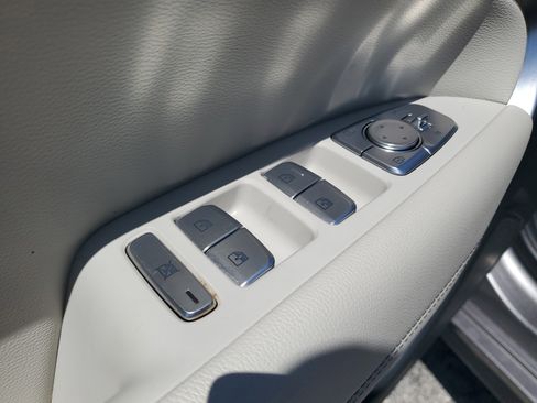Used 2025 Genesis G70 2.5T RWD image 10