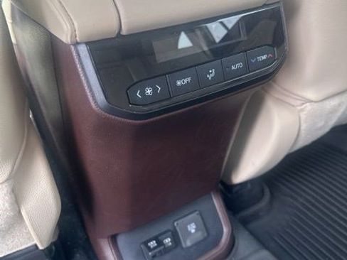 Used 2021 Toyota Highlander Limited image 16